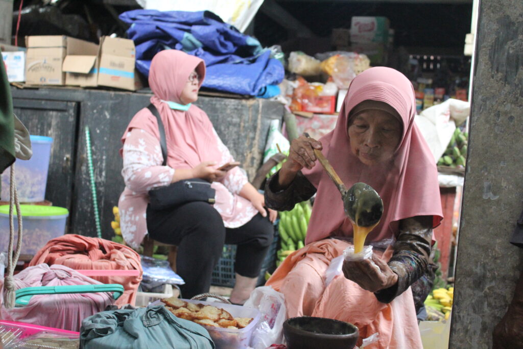 Jumanah pedagang jamu parem kendil di pasar jangkang Yogyakarta. MOJOK.CO