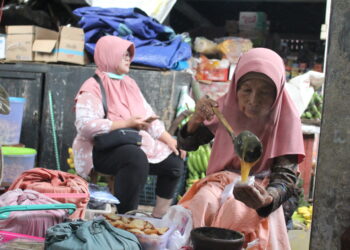 Jumanah pedagang jamu parem kendil di pasar jangkang Yogyakarta. MOJOK.CO