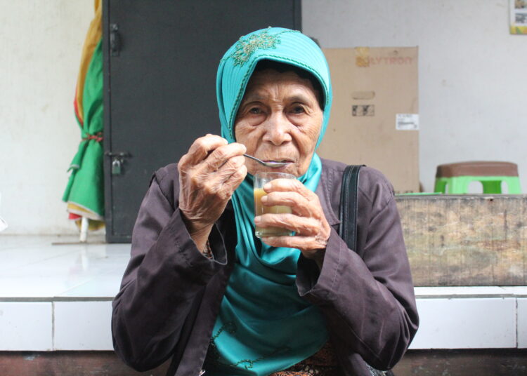 pengunjung pasar jangkang. MOJOK.CO