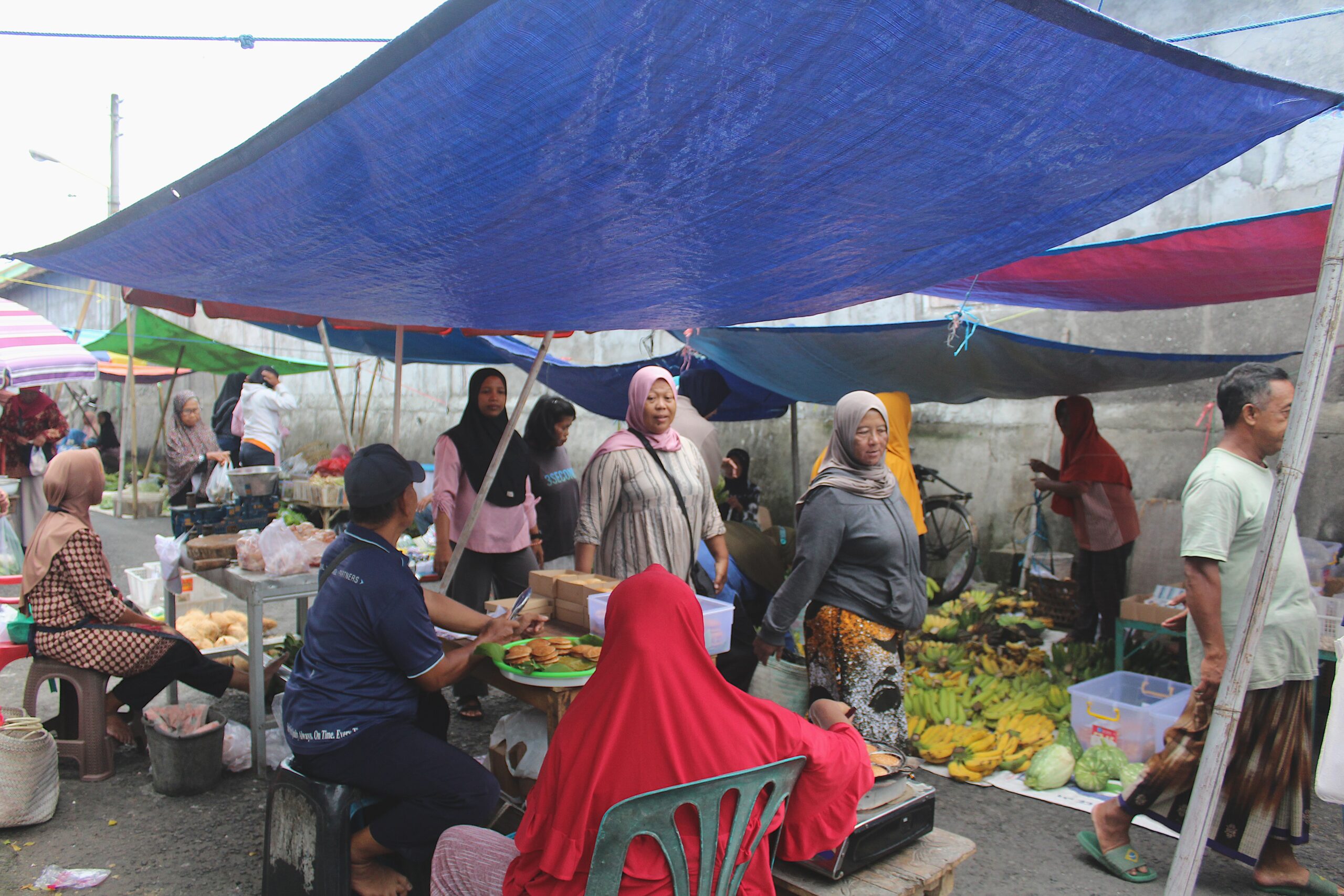 Para pedagang di Pasar Jangkang, Sleman. MOJOK.CO