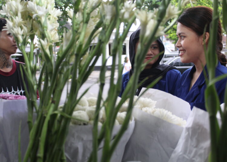 Gen Z beli bunga. MOJOK.CO