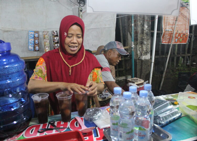 Sarminah pedagang di festival dandangan kudus. MOJOK.CO