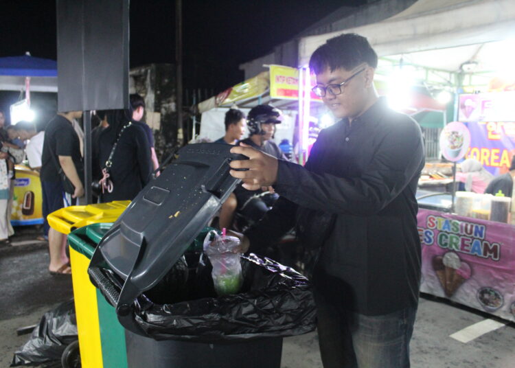 Pengunjung membuang sampah. MOJOK.CO