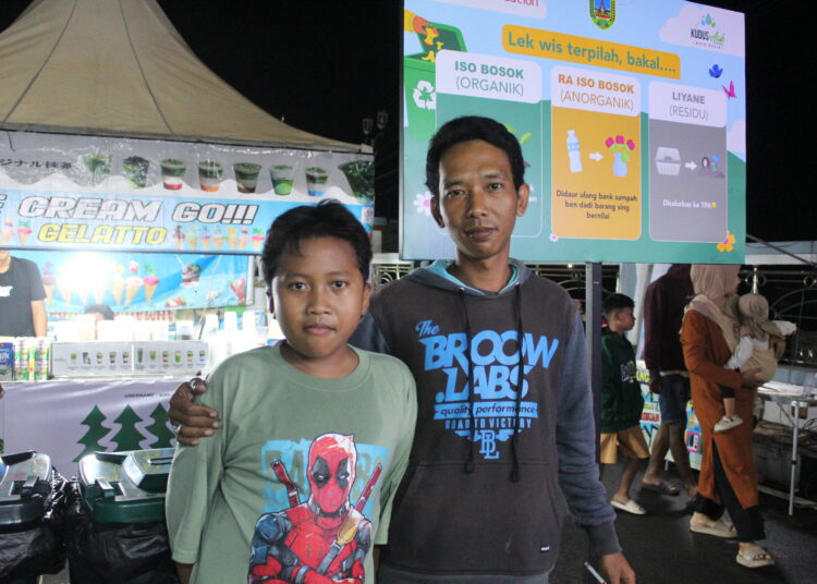 Sebuah keluarga datang ke festival. MOJOK.CO