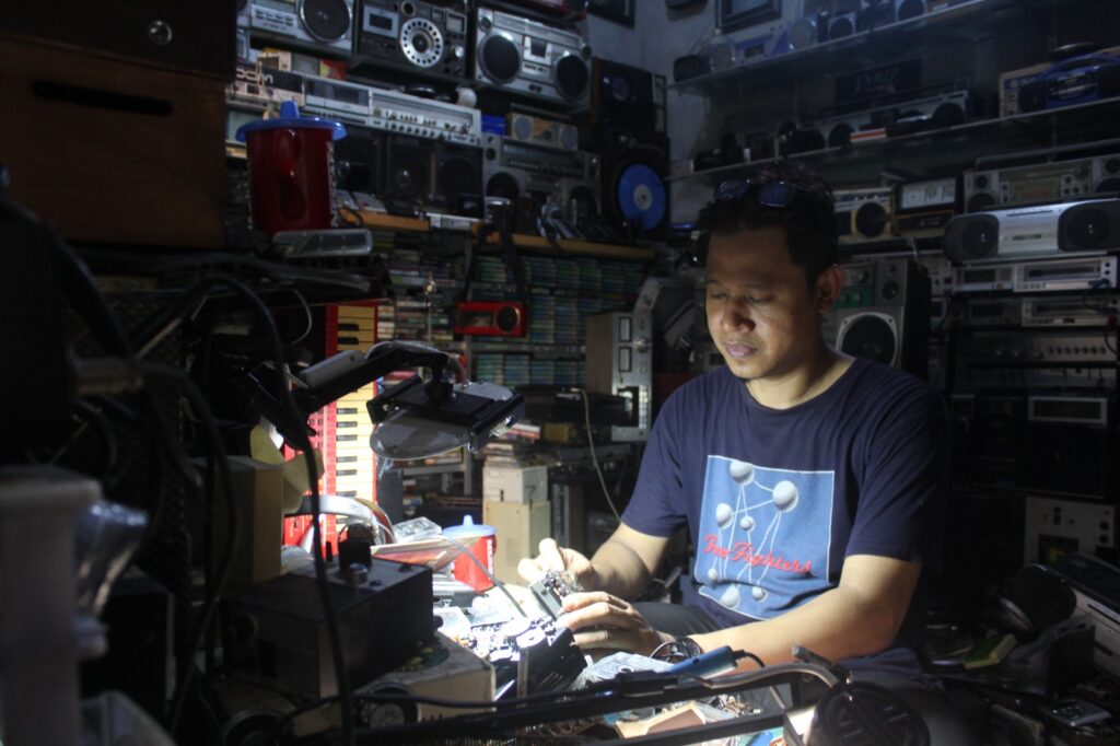 Toko musik analog, Dcell Jogja Store. MOJOK.CO
