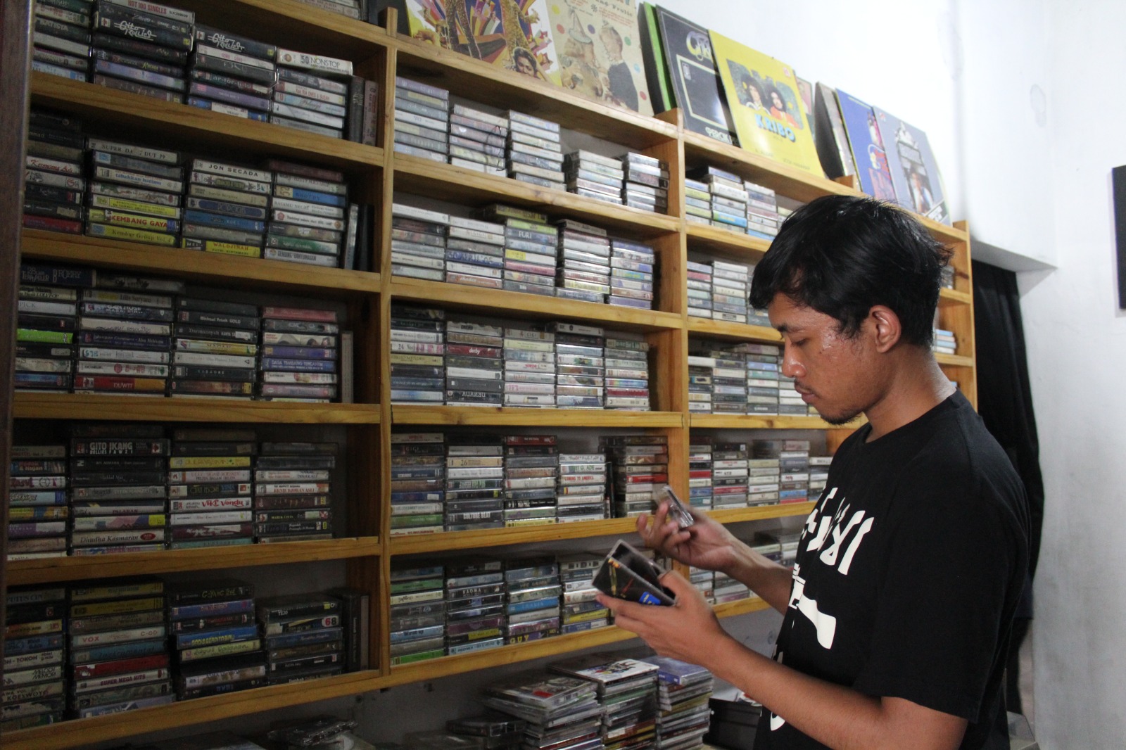 Koleksi kaset pita di toko musik analog, Dcell Jogja Store. MOJOK.CO