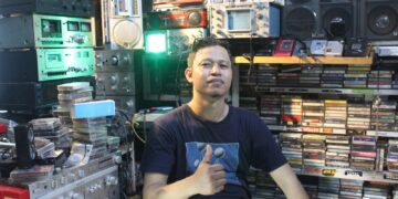 Asriadi Cahyadi pemilik Dcell Jogja Store, toko musik analog. MOJOK.CO