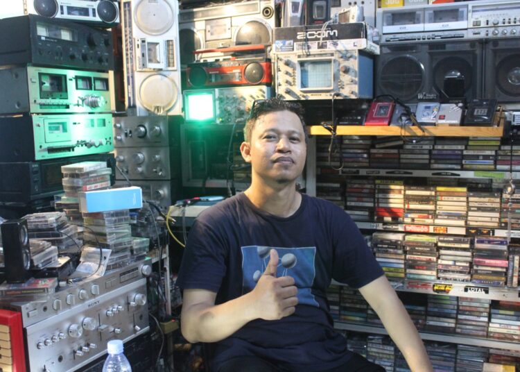 Asriadi Cahyadi pemilik Dcell Jogja Store, toko musik analog. MOJOK.CO