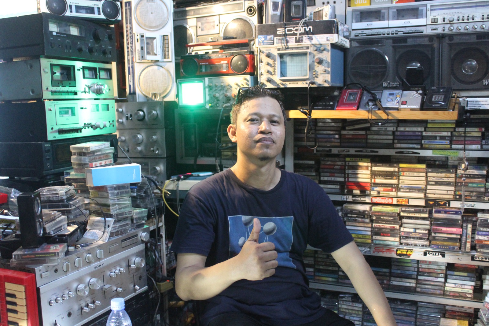 Asriadi Cahyadi pemilik toko musik analog di Jogja. MOJOK.CO