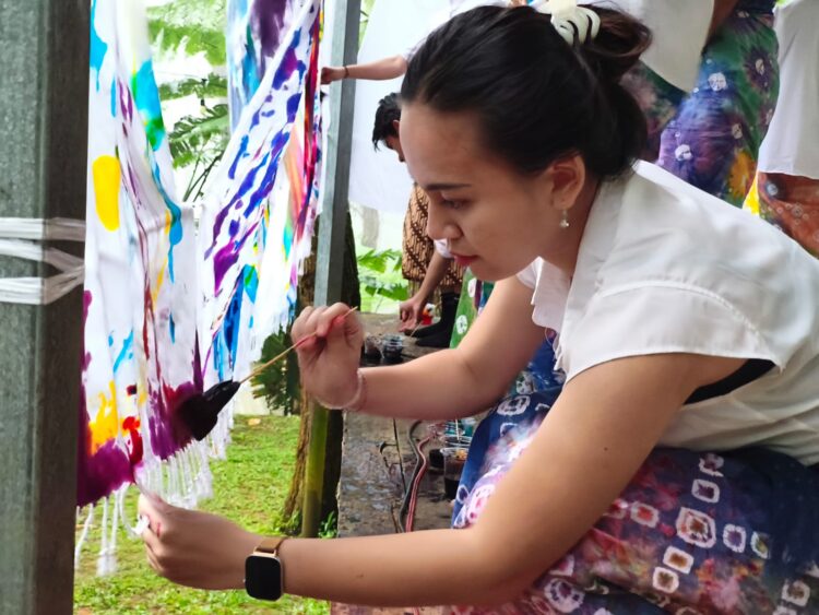 Sesi art therapy MOJOK.CO