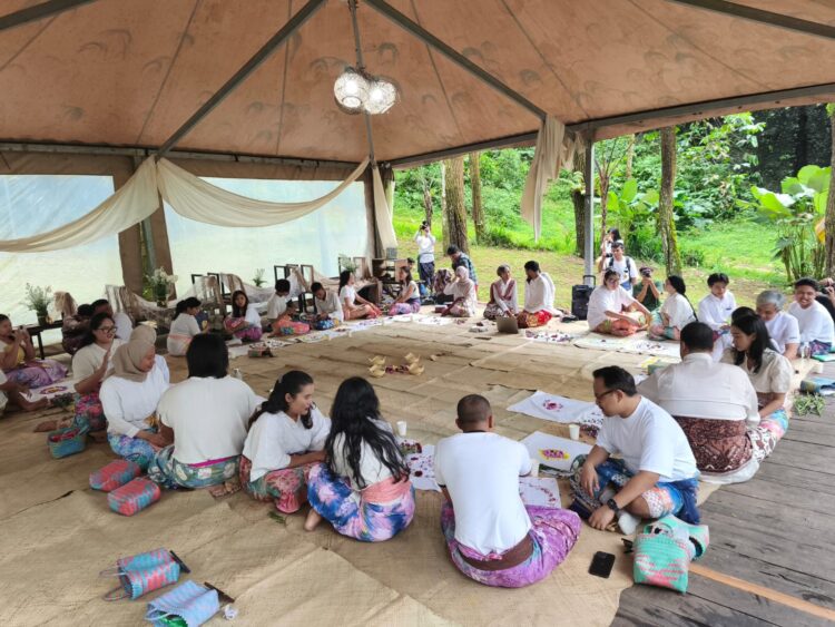 Para peserta sebelum mengikuti proses meditasi MOJOK.CO