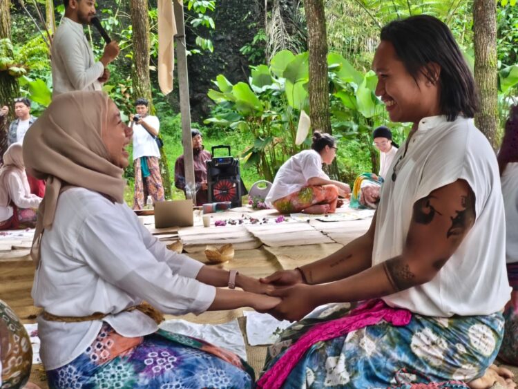 Alunan musik Sojourn dari Kelana Swara Ambarrukmo Group jadi salah satu sesi wellness activity yang bikin Dian Nisa (berkerudung) merasa lega MOJOK.CIO