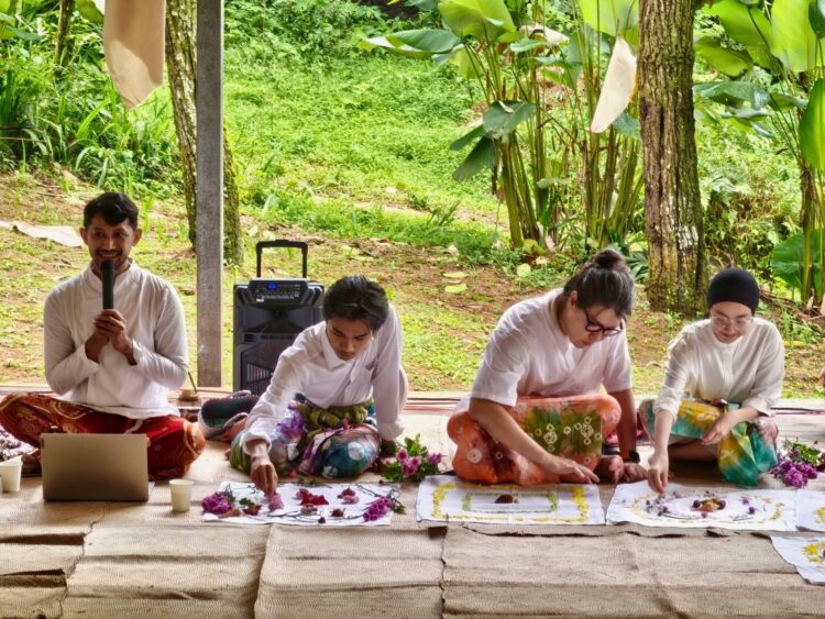 Journaling, salah satu sesi wellness acitivity yang diikuti peserta MOJOK.CO