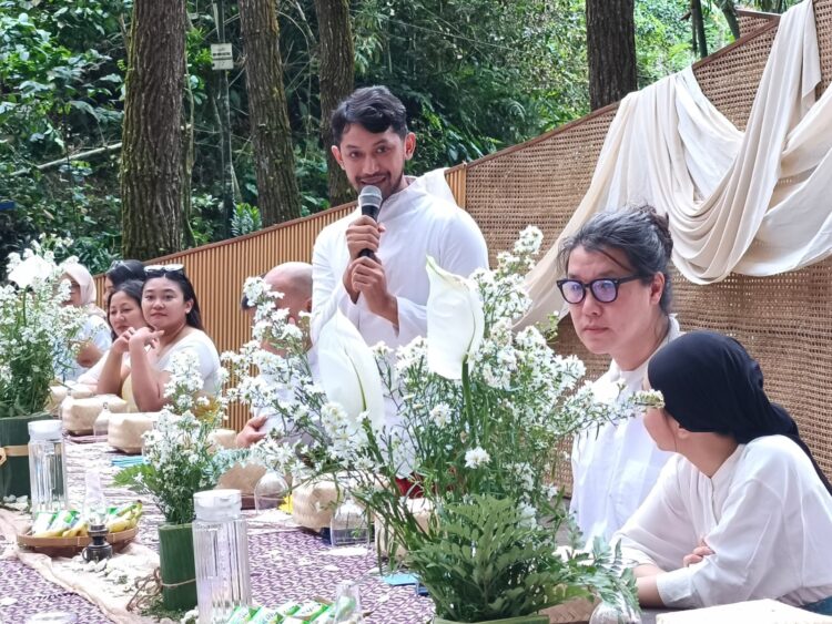 Padma Adhi Sanjaya (Mindfulness Facilitator & Expertise inArt Therapy) saat memandu sesi mindfulness eating MOJOK.CO