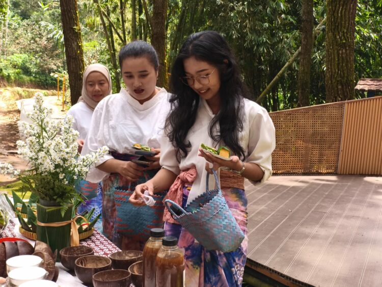 Para peserta sound meditation bareng Ambarrukmo Group di perbukitan Menoreh MOJOK.CO