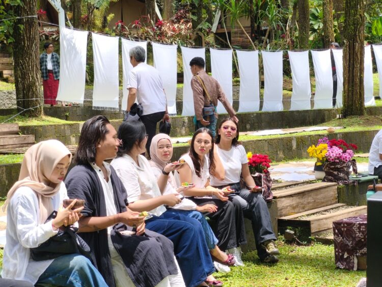  Para peserta sound meditation bareng Ambarrukmo Group di perbukitan Menoreh MOJOK.CO
