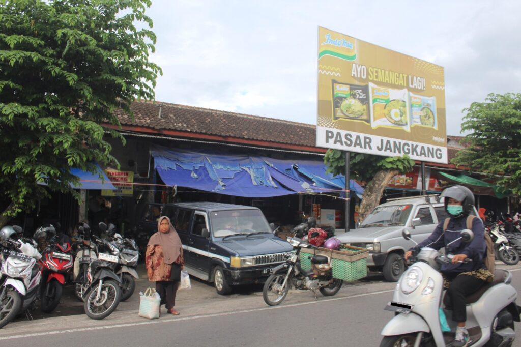 Pembeli di Pasar Jangkang, Sleman. MOJOK.CO