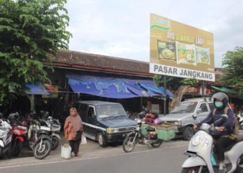 Pembeli di Pasar Jangkang, Sleman. MOJOK.CO