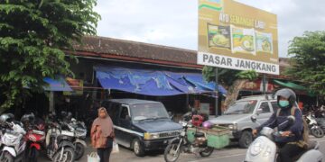 Pembeli di Pasar Jangkang, Sleman. MOJOK.CO
