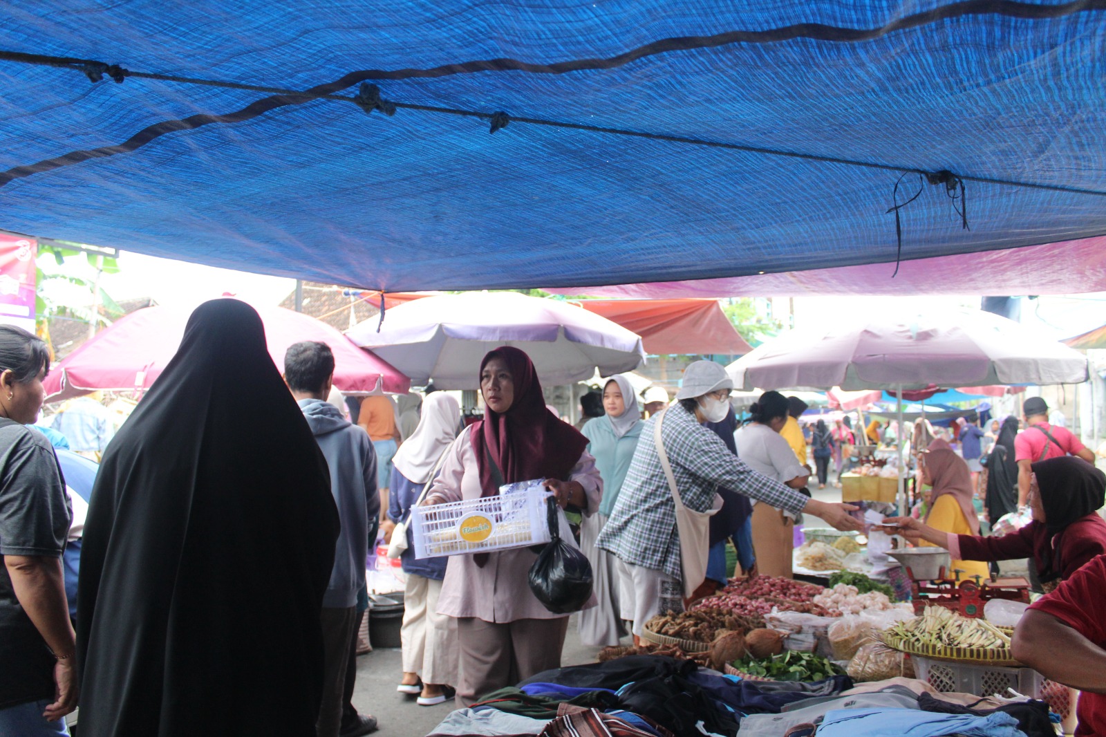 Para pedagang di luar bangunan. MOJOK.CO