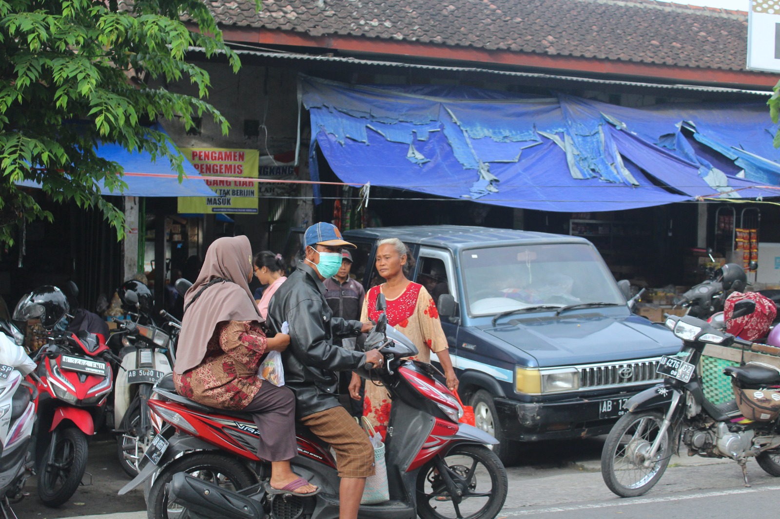 Seorang ibu di Pasar Jangkang, Sleman. MOJOK.CO
