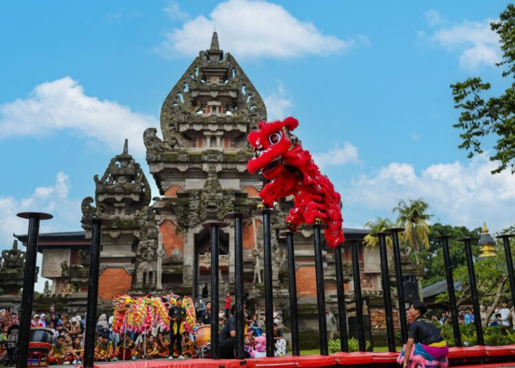 barongsai di candi. MOJOK.CO