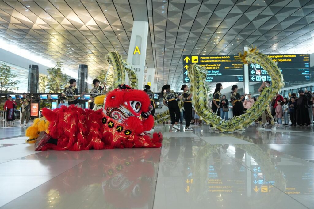 Barongsai di bandara saat imlek. MOJOK.CO