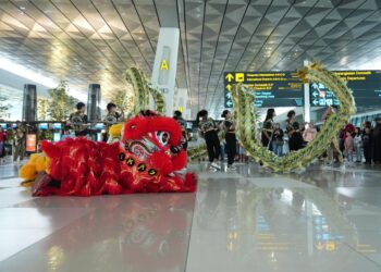 Barongsai di bandara saat imlek. MOJOK.CO