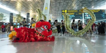 Barongsai di bandara saat imlek. MOJOK.CO