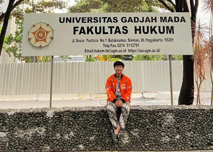 Aji pakai jaket Shopee. MOJOK.CO