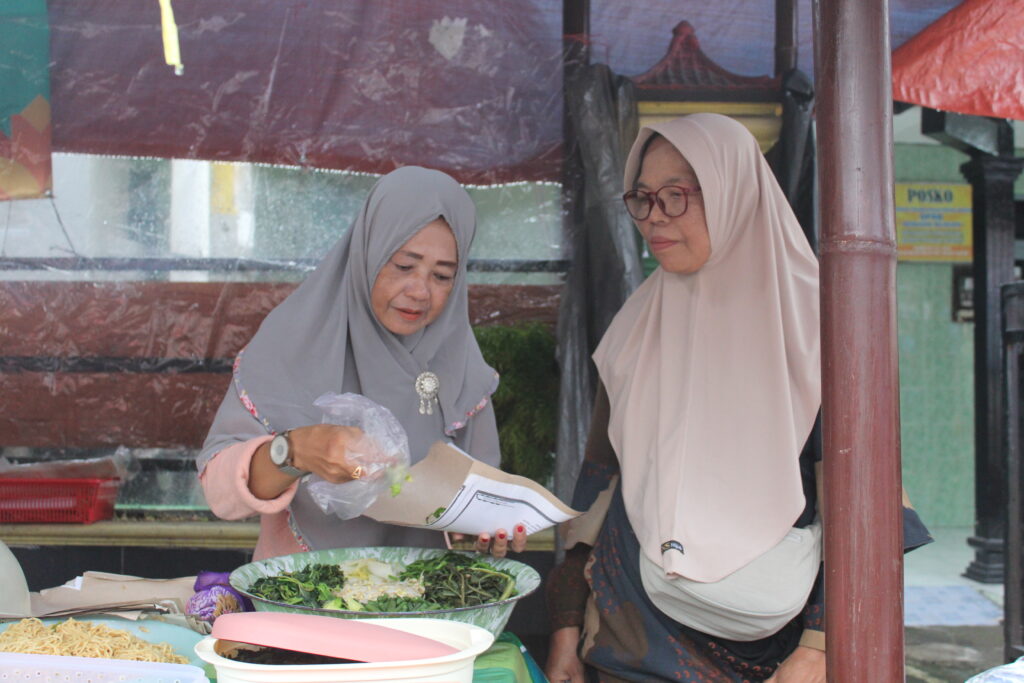 Rini penjual plecing yang 3 tahun ikut Kampung Ramadan Masjid Mlinjon, Klaten. MOJOK.CO