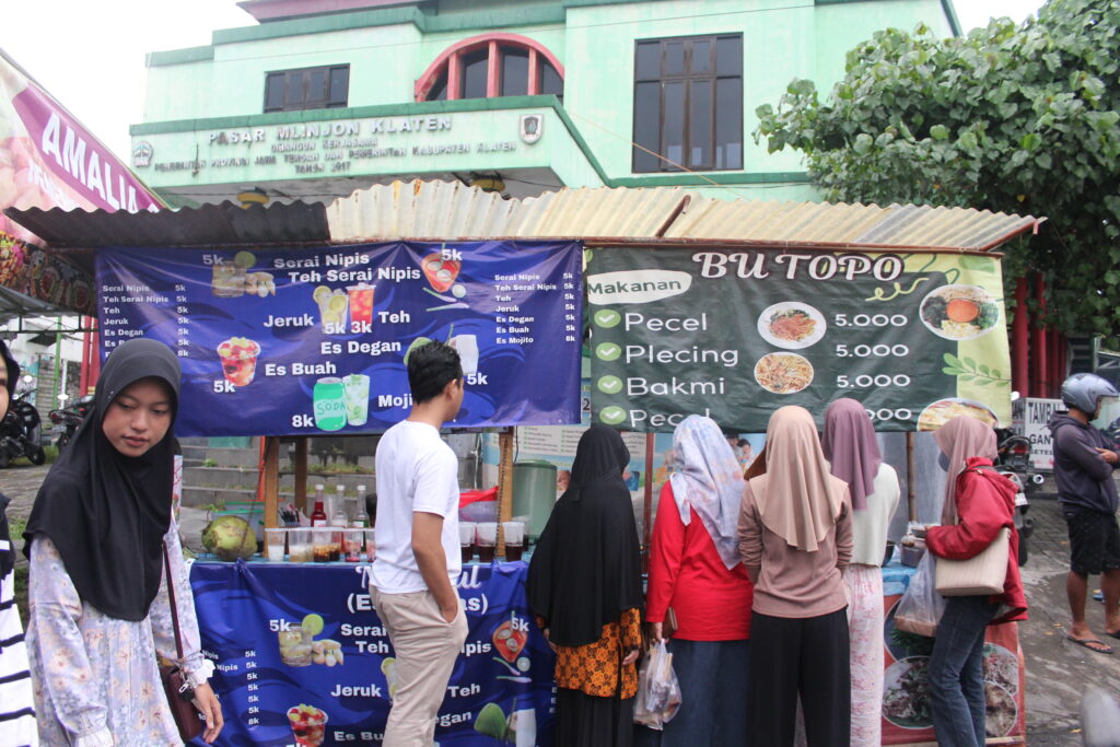 Warung Bu Topo dekat masjid mlinjon. MOJOK.CO