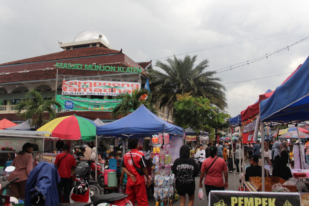 Pasar Ramadan di depan masjid Mlinjon Klaten. MOJOK.CO