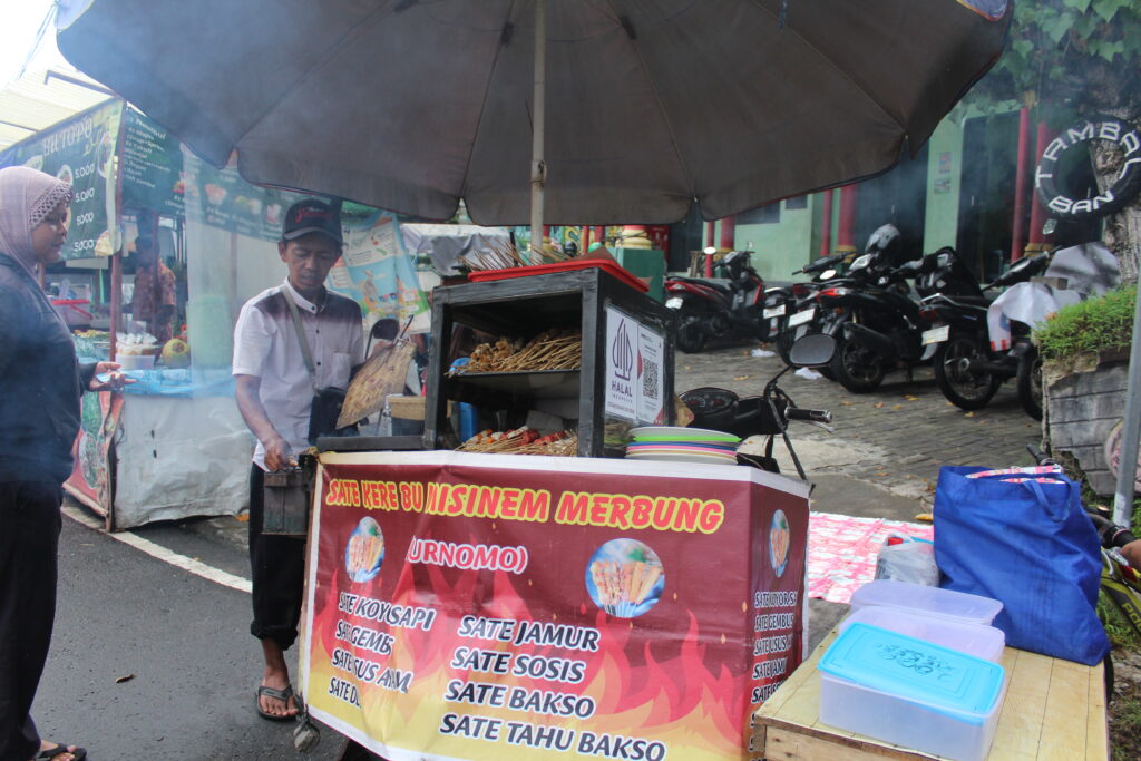 Sate Kere Bu Misinem Merbung (Purnomo) di Klaten. MOJOK.CO