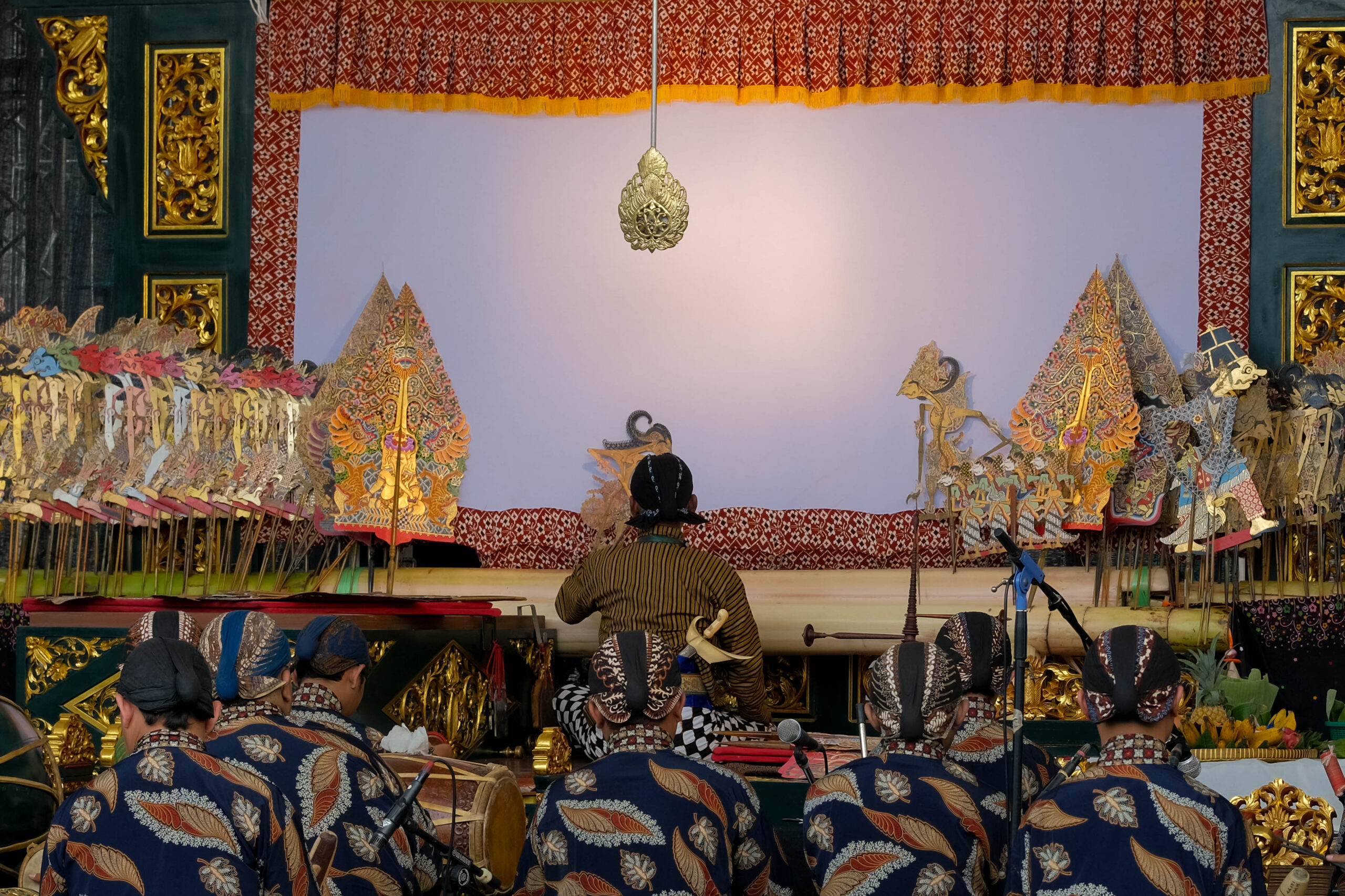 Di Balik Pagelaran Wayang 20 Jam Nonstop: Menaklukkan Angin, Hujan, dan 40 Kepala Manusia di Atap Mal