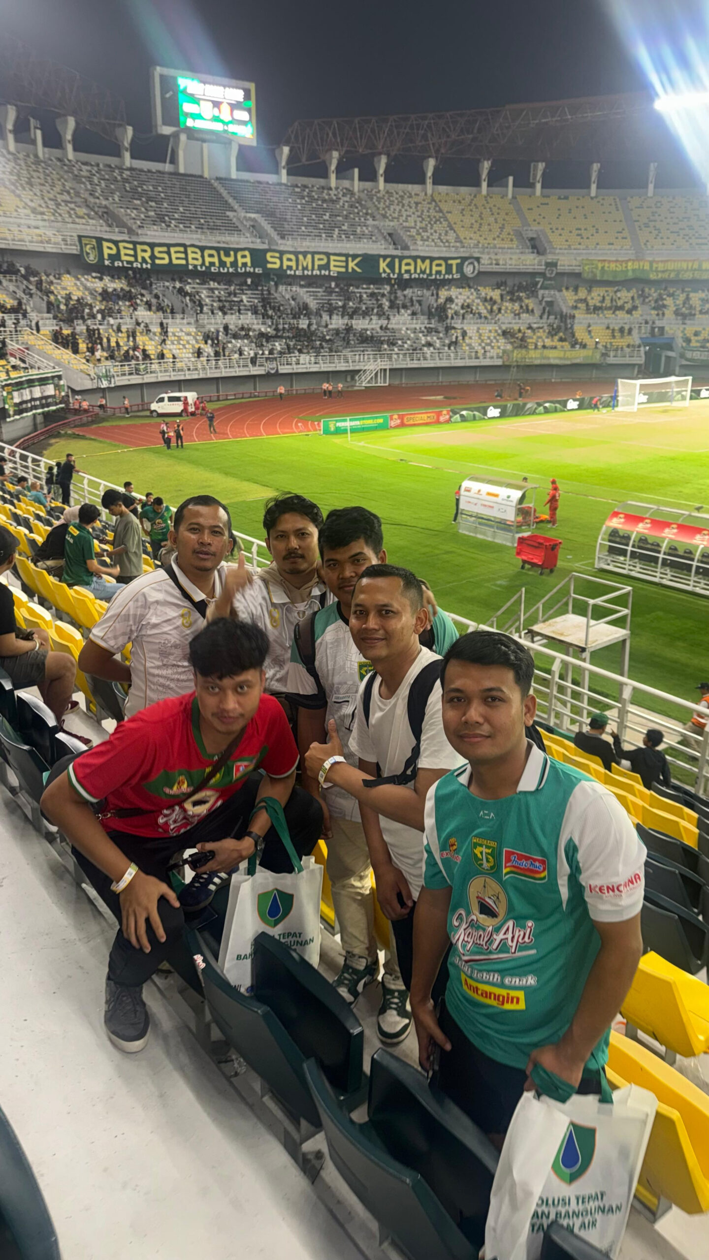 Kereta api ekonomi (KA) Ambarawa Ekspres menjadi saksi "kegilaan" Bonek di rute Grobogan - Stasiun Pasarturi demi Persebaya Surabaya di Stadion GBT MOJOK.CO