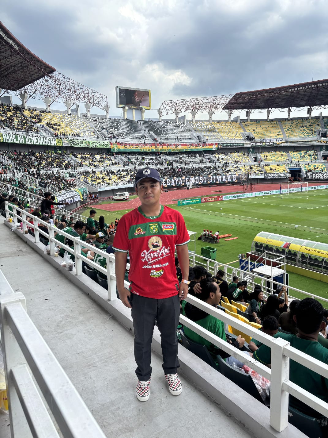 Kereta api ekonomi (KA) Ambarawa Ekspres menjadi saksi "kegilaan" Bonek di rute Grobogan - Stasiun Pasarturi demi Persebaya Surabaya di Stadion GBT MOJOK.CO