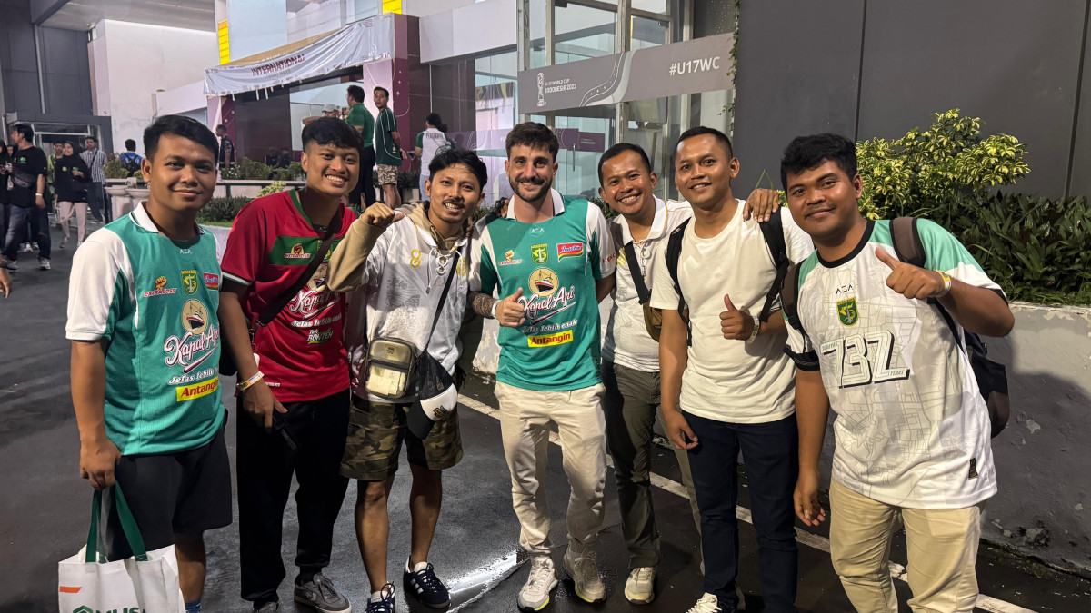 Setyawan (paling kiri) sedang foto bersama dengan Football Director Persebaya Academy, Robertino Pugliara, di Stadion GBT. (Dok. Setyawan)