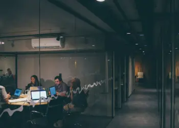 Bukan Cuma Gaji Kecil, Pindah Kerja dari Jakarta ke Jogja Juga Mesti Siap dengan Budaya Pekewuh yang Memperlambat Kerjaan Mojok.co