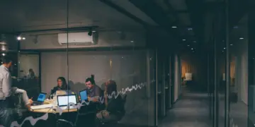 Bukan Cuma Gaji Kecil, Pindah Kerja dari Jakarta ke Jogja Juga Mesti Siap dengan Budaya Pekewuh yang Memperlambat Kerjaan Mojok.co