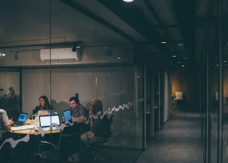 Bukan Cuma Gaji Kecil, Pindah Kerja dari Jakarta ke Jogja Juga Mesti Siap dengan Budaya Pekewuh yang Memperlambat Kerjaan Mojok.co