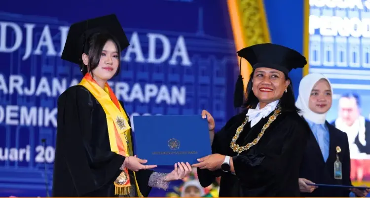 Cynthia, wisudawan terbaik UGM. MOJOK.CO