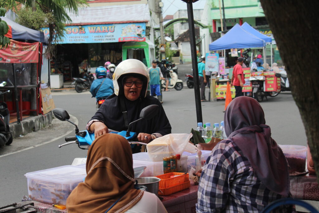 pembeli di Kampung Ramadan Masjid Mlinjon, Klaten. MOJOK.CO