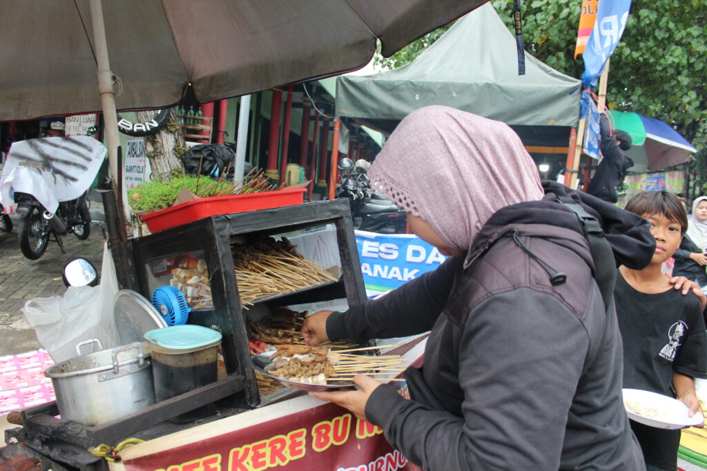 Pembeli sate kere. MOJOK.CO