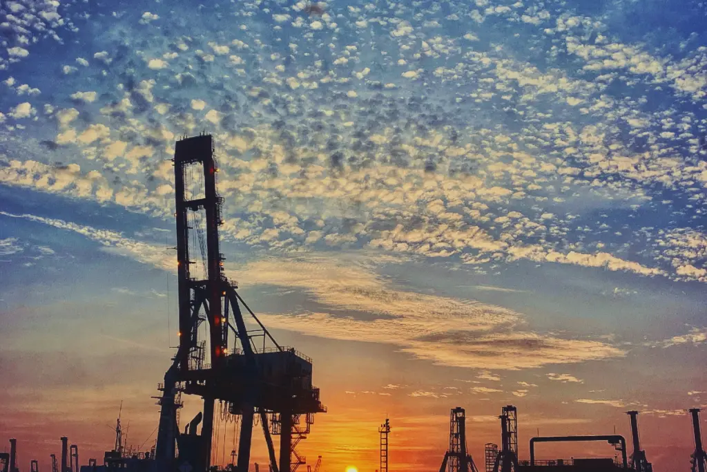 Kerja Jakarta, Tinggal Bekasi Pulang Jogja Disambut UMR Sialan (Unsplash)