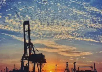 Kerja Jakarta, Tinggal Bekasi Pulang Jogja Disambut UMR Sialan (Unsplash)