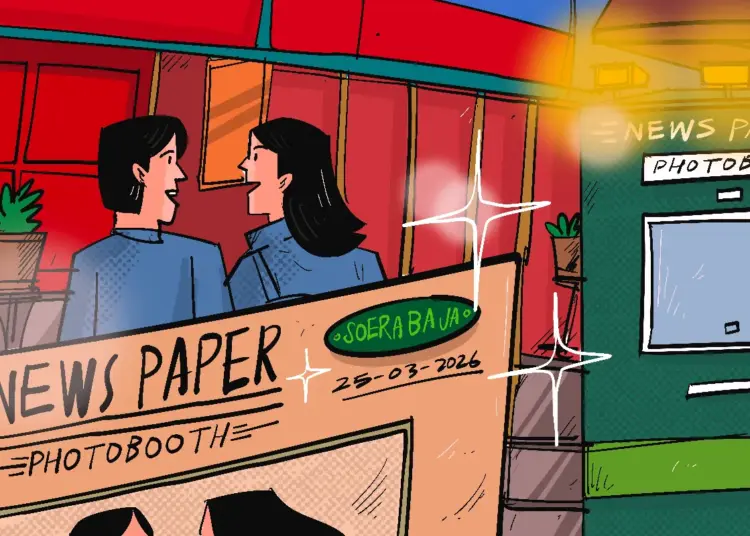 Alumnus UT Dapat Cuan dari Tren Foto Newspaper Photobooth di Jalan Tunjungan Surabaya. MOJOK.CO