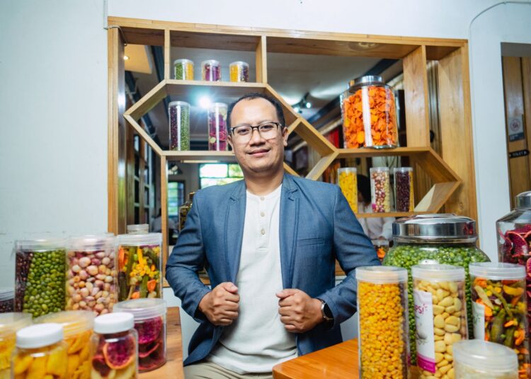 Alumnus Jurusan Agribisnis UMM jadi pedagang keripik. MOJOK.CO