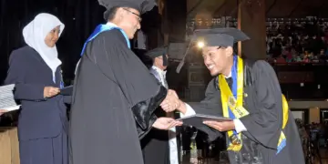 Rif'an lulus sarjana UGM dengan beasiswa. MOJOK.CO