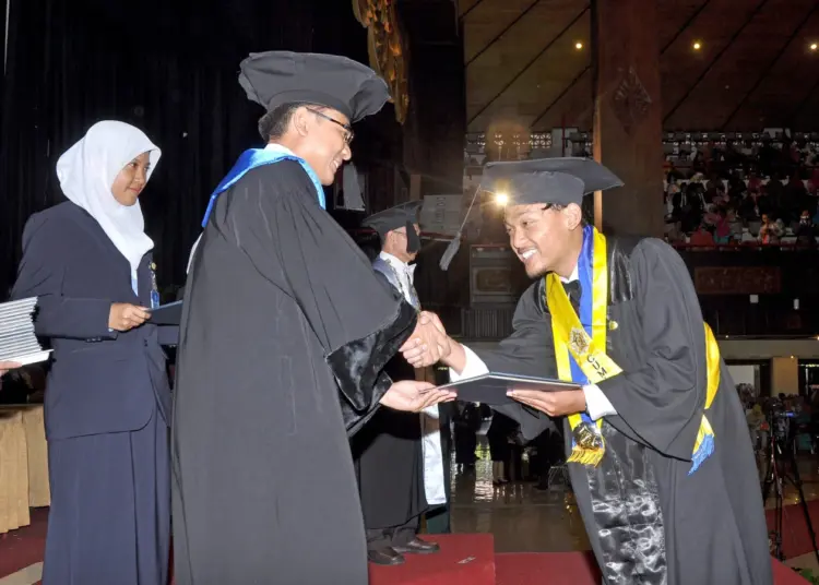Rif'an lulus sarjana UGM dengan beasiswa. MOJOK.CO